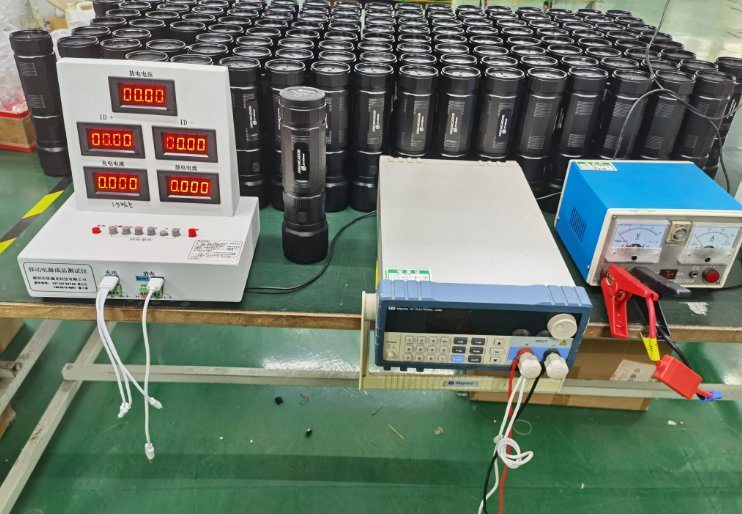 Factory Supply Customized Logo OEM High Quality Multi-Function Jump Starter with 18650 Battery LED Flash Lighting Waterproof Sos Flash Vehicle Emergency