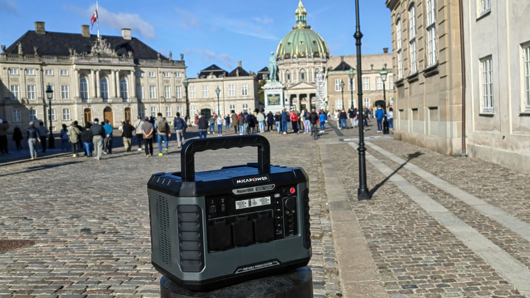 Spot Goods Solar Intelligent Controller 2200W 2000W 1800W LiFePO4 Battery PV EU Us Au Type Portable Power Stations